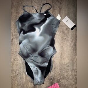 Nike NEW Nike Hydrastrong SWIM one piece competitive Swim suit 32/WMS 6 NWT
